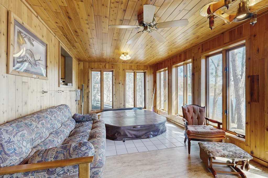 Lakefront house on 73 acres with water views, jetted tub, pool table & bars