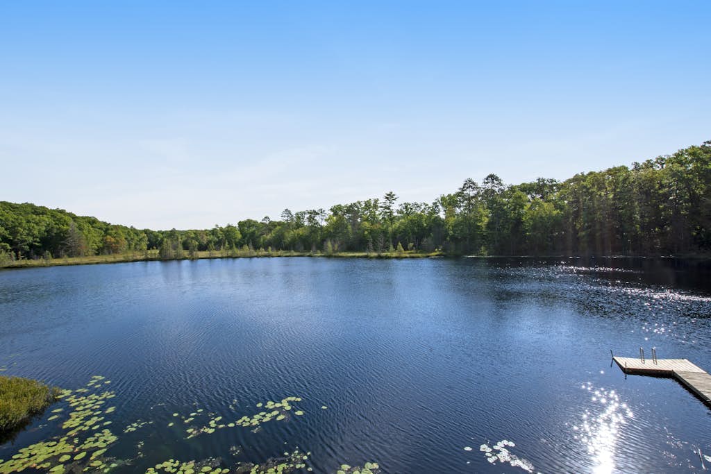 Lakefront house on 73 acres with water views, jetted tub, pool table & bars