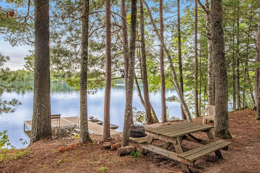 Designer cottage on Statenaker Lake with dock access, trails, & Norwegian Sauna