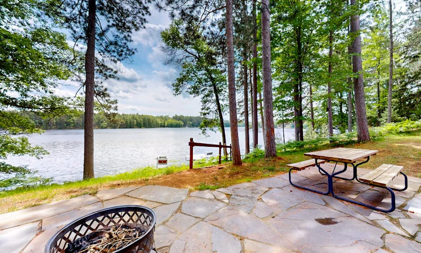 Picturesque Log Home with dock, fire pit, pool table, & WIFI
