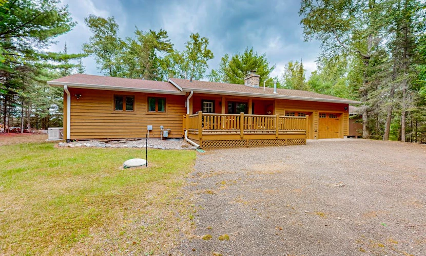 Serene Lakefront home with fire pit, dock & WIFI