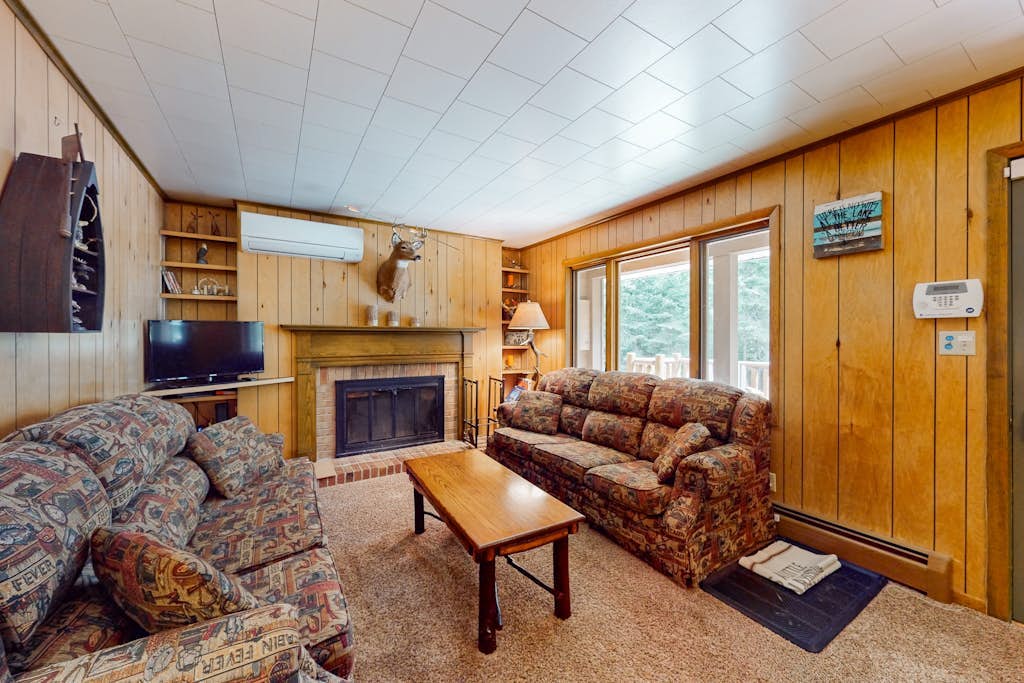 Serene Lakefront home with fire pit, dock & WIFI
