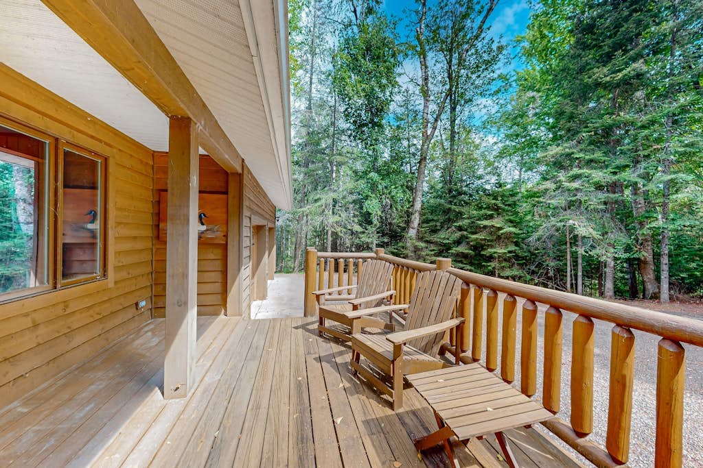 Serene Lakefront home with fire pit, dock & WIFI