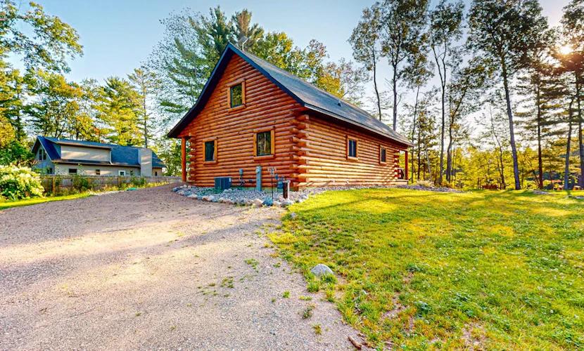 Brand-new riverfront cabin with a open layout, gas grill, and W/D - dog-friendly