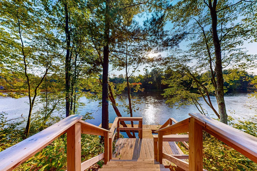 Brand-new riverfront cabin with a open layout, gas grill, and W/D - dog-friendly