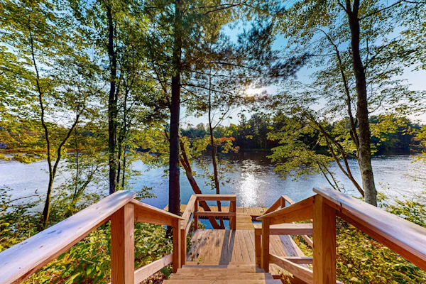 Brand-new riverfront cabin with a open layout, gas grill, and W/D - dog-friendly