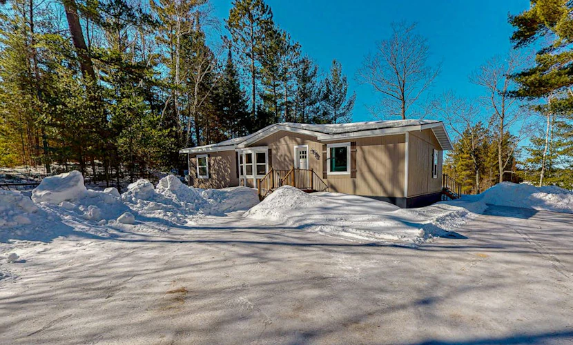 Waterfront Thoro Cottage on Minocqua Chain | Screened Porch, Firepit & Lake Fun!