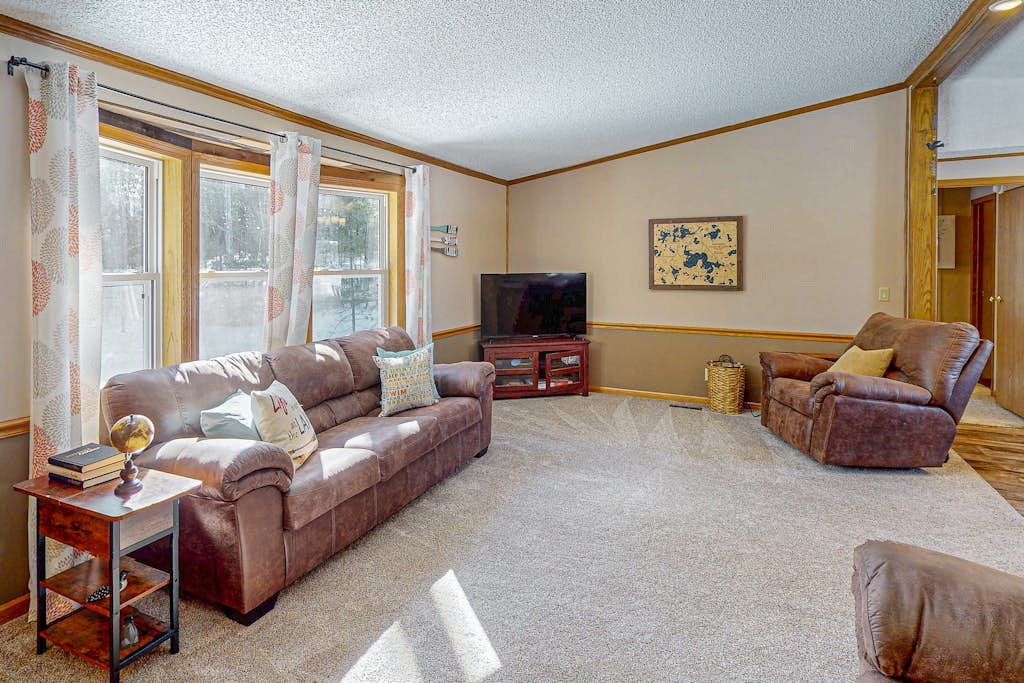 Waterfront Thoro Cottage on Minocqua Chain | Screened Porch, Firepit & Lake Fun!
