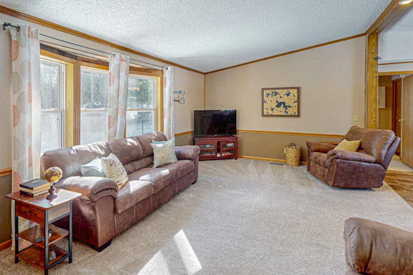 Waterfront Thoro Cottage on Minocqua Chain | Screened Porch, Firepit & Lake Fun!