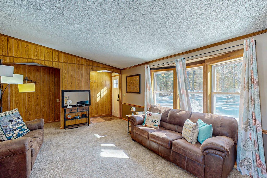 Waterfront Thoro Cottage on Minocqua Chain | Screened Porch, Firepit & Lake Fun!