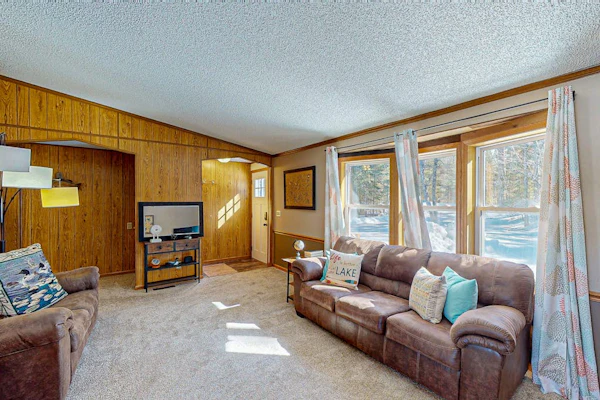 Waterfront Thoro Cottage on Minocqua Chain | Screened Porch, Firepit & Lake Fun!
