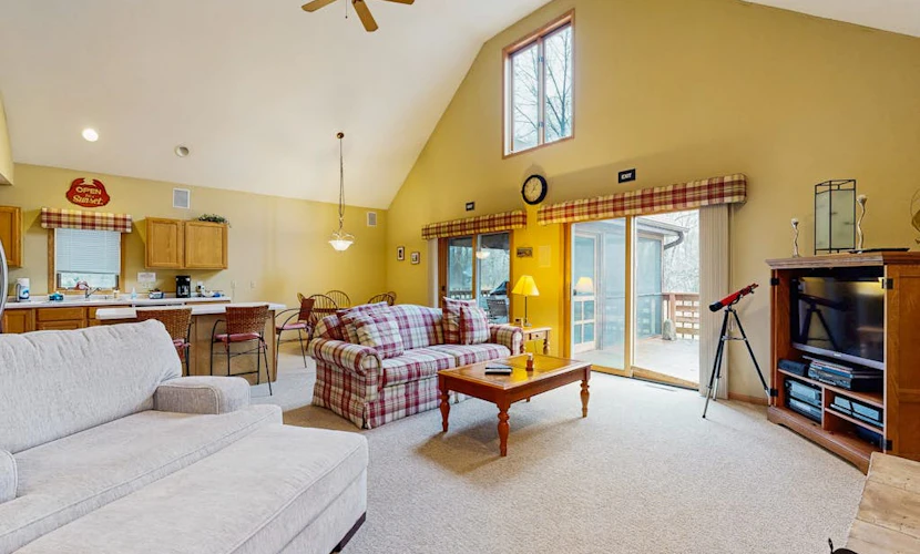Ideally located home with screened porch, 7-min drive to Sand Valley Golf Resort