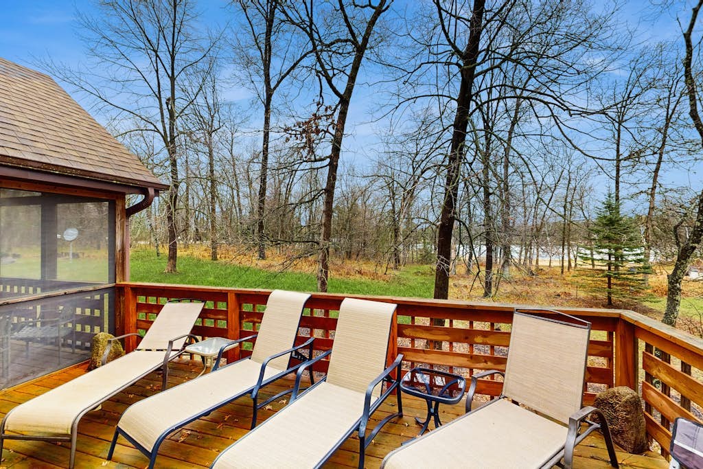 Ideally located home with screened porch, 7-min drive to Sand Valley Golf Resort