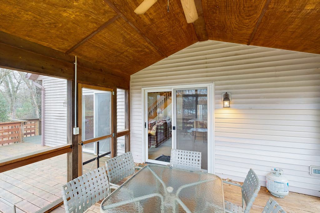 Ideally located home with screened porch, 7-min drive to Sand Valley Golf Resort