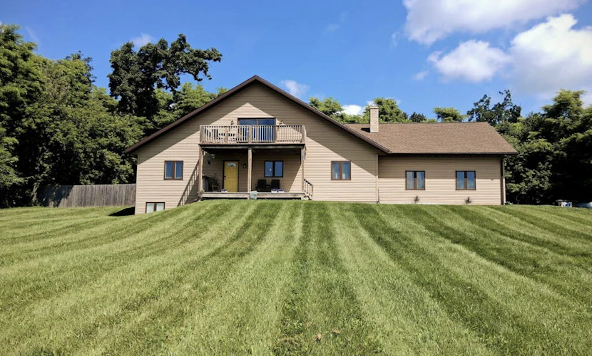 Countryside retreat with modern amenities, game room, & beautiful view