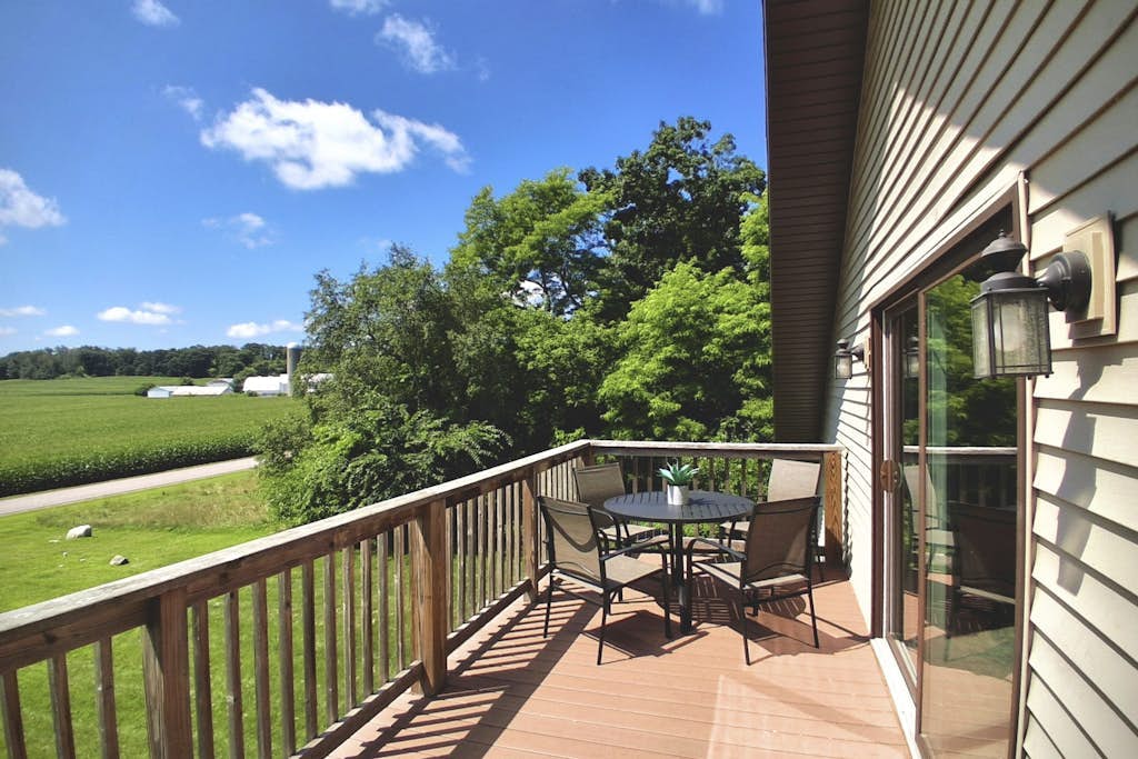 Countryside retreat with modern amenities, game room, & beautiful view