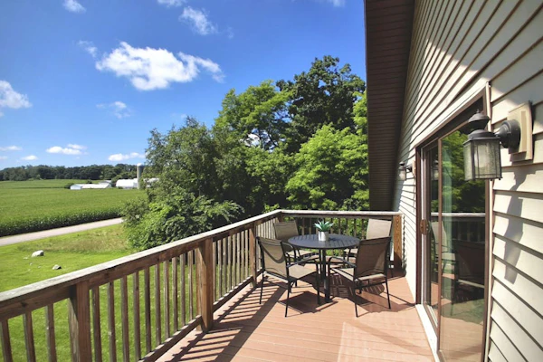 Countryside retreat with modern amenities, game room, & beautiful view