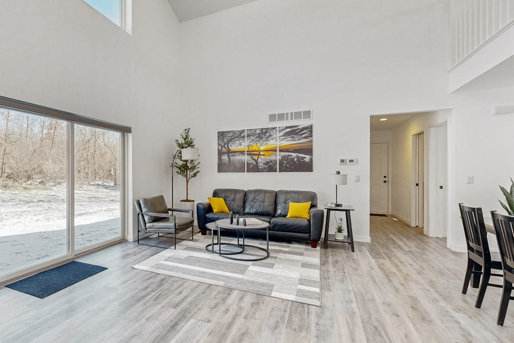 Countryside retreat with modern amenities, game room, & beautiful view