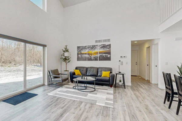 Countryside retreat with modern amenities, game room, & beautiful view