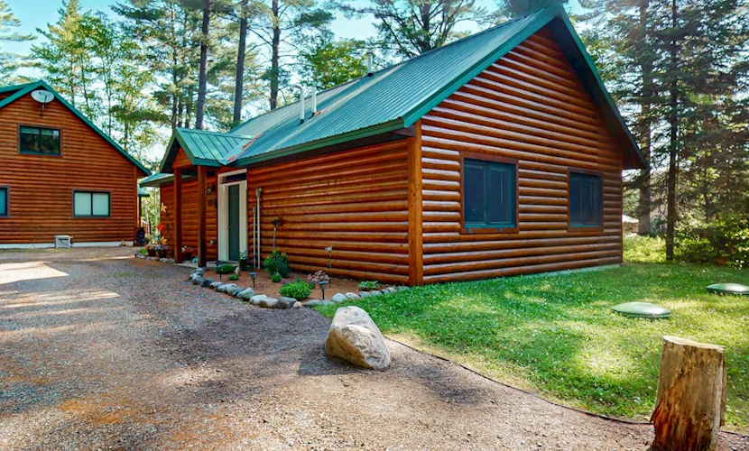 Cozy Cabin on the Turtle Flambeau Flowage, great for all seasons!