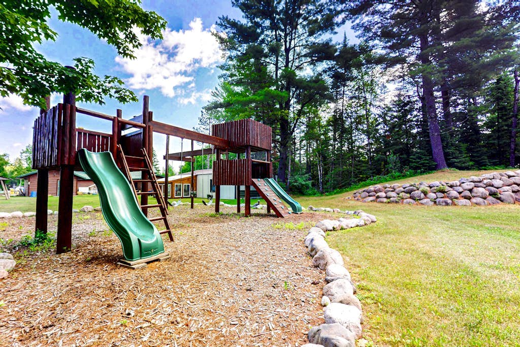 Cozy Home located on the Turtle Flambeau Flowage, great for all seasons!