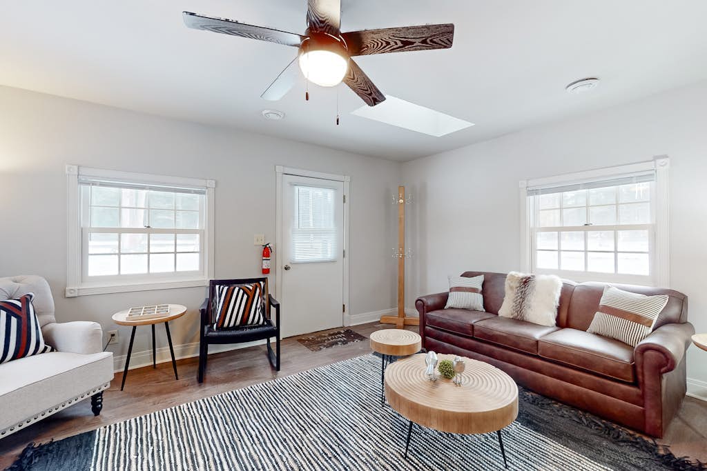 Dog-friendly, tree-lined home on the snowmobile trail with streaming, W/D, & AC