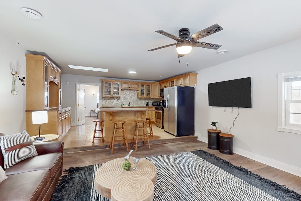 Dog-friendly, tree-lined home on the snowmobile trail with streaming, W/D, & AC