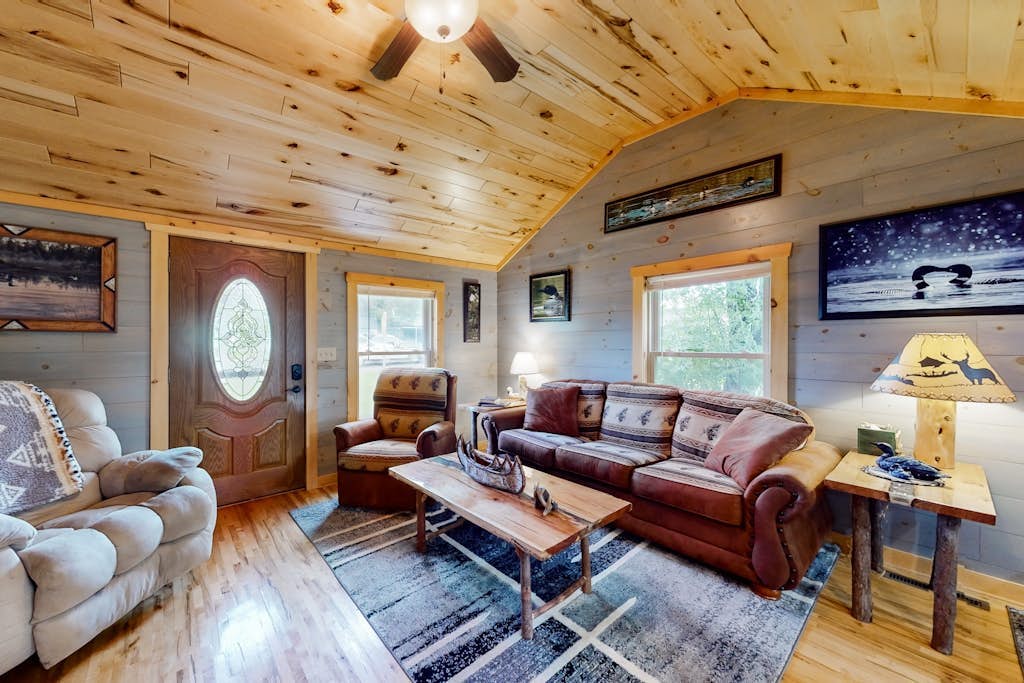 Main Level Cozy Home, Conveniently located near downtown by Lakes & Trails.