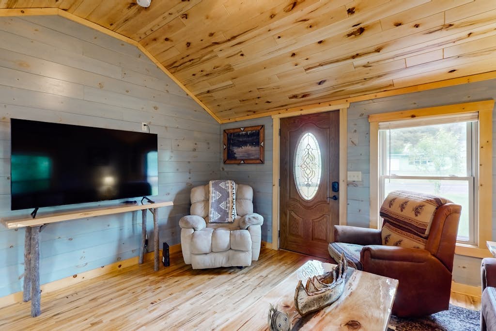 Main Level Cozy Home, Conveniently located near downtown by Lakes & Trails.