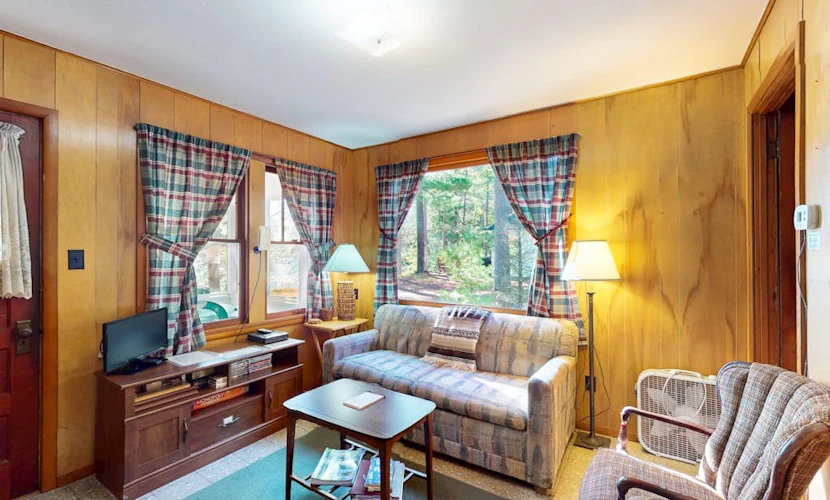 Charming waterfront cottage with shared firepit, canoe, paddlebaot & docks
