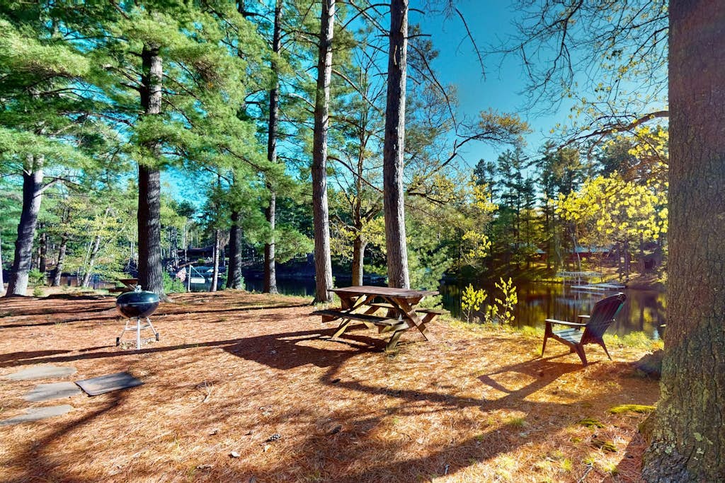 Charming waterfront cottage with shared firepit, canoe, paddlebaot & docks