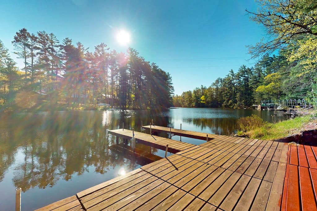 Charming waterfront cottage with shared firepit, canoe, paddlebaot & docks