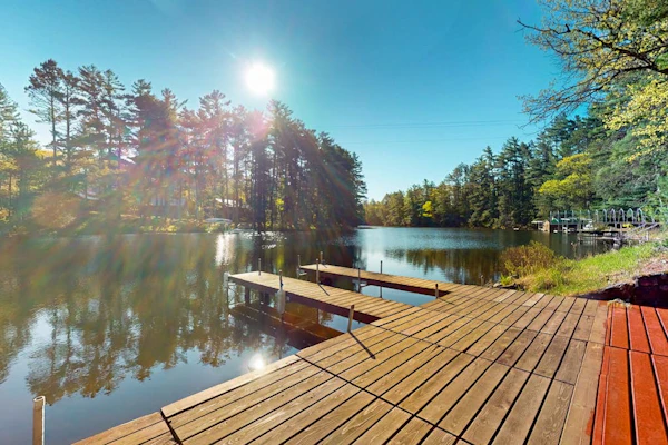 Charming waterfront cottage with shared firepit, canoe, paddlebaot & docks