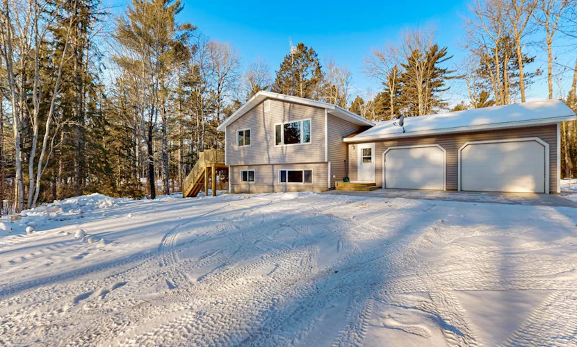 Cozy tree-lined home located near town, lakes, walking & bike trails, w/ firepit