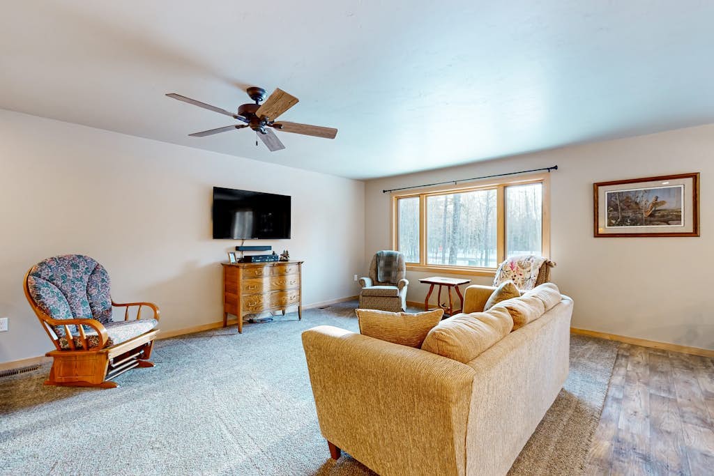 Cozy tree-lined home located near town, lakes, walking & bike trails, w/ firepit