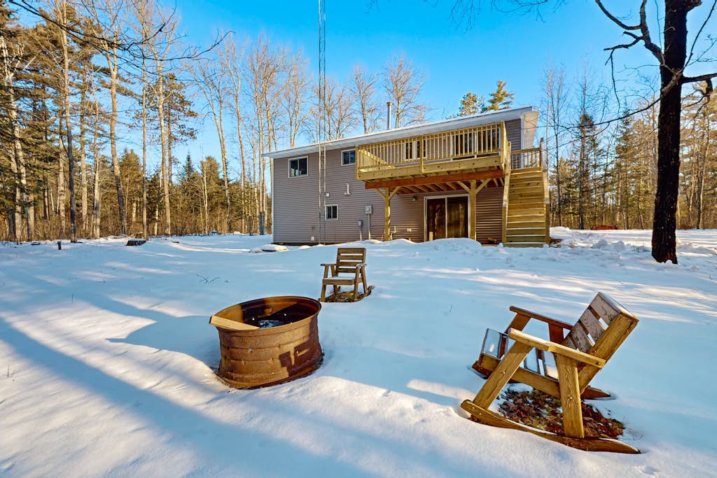 Cozy tree-lined home located near town, lakes, walking & bike trails, w/ firepit