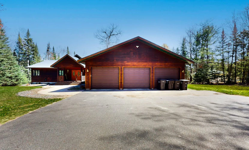 Dog-friendly lodging w/ scenic deck, pool table, lake dock, & free WiFi