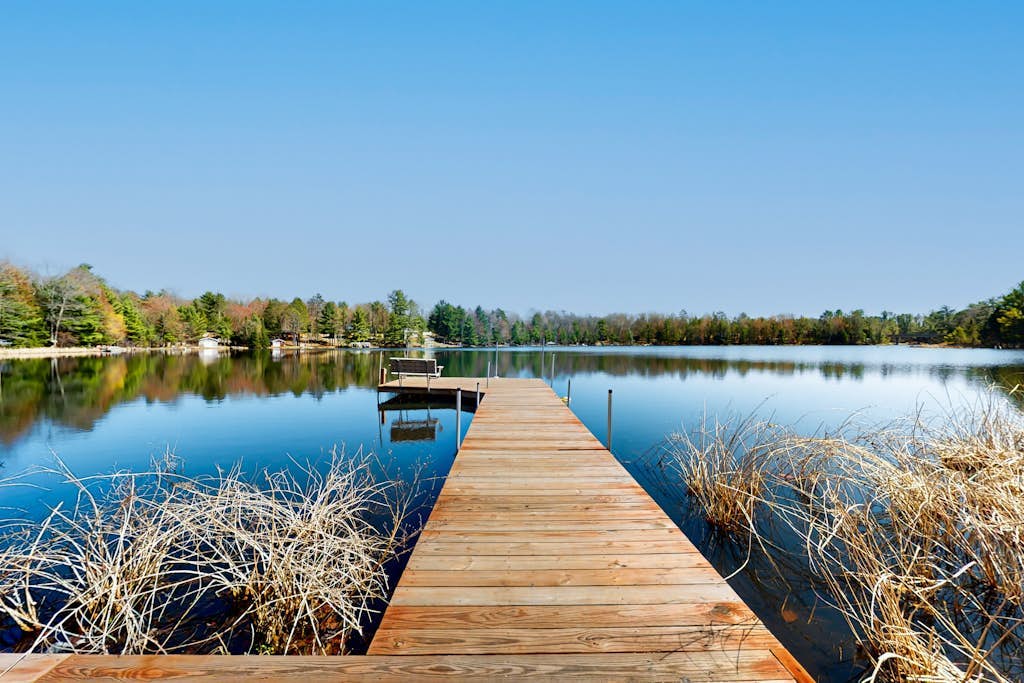 Dog-friendly lodging w/ scenic deck, pool table, lake dock, & free WiFi