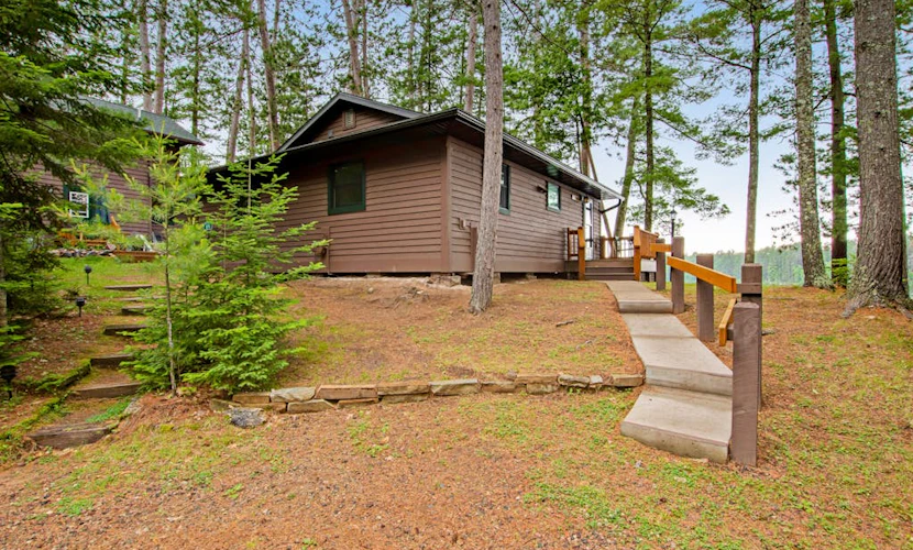 Waterfront cabin with Plum Lake views, private dock, beach access & kayaks