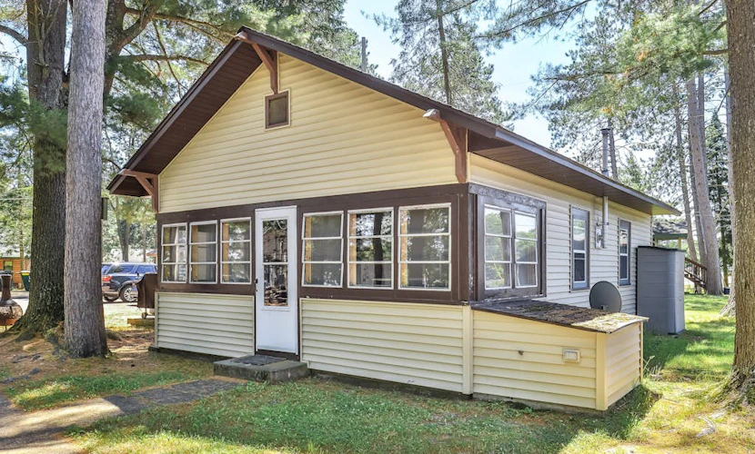Lake view, dog-friendly cabin with porch & shared dock, swimming area, firepit