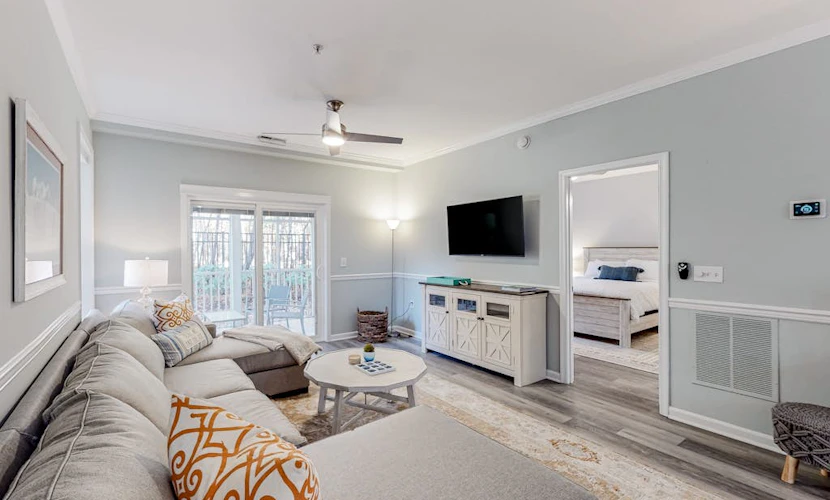The Tides condo with pool access, covered patio, washer/dryer & central AC
