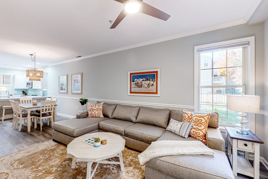 The Tides condo with pool access, covered patio, washer/dryer & central AC