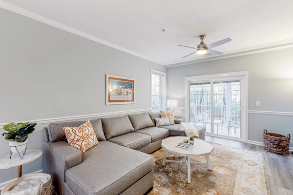 The Tides condo with pool access, covered patio, washer/dryer & central AC