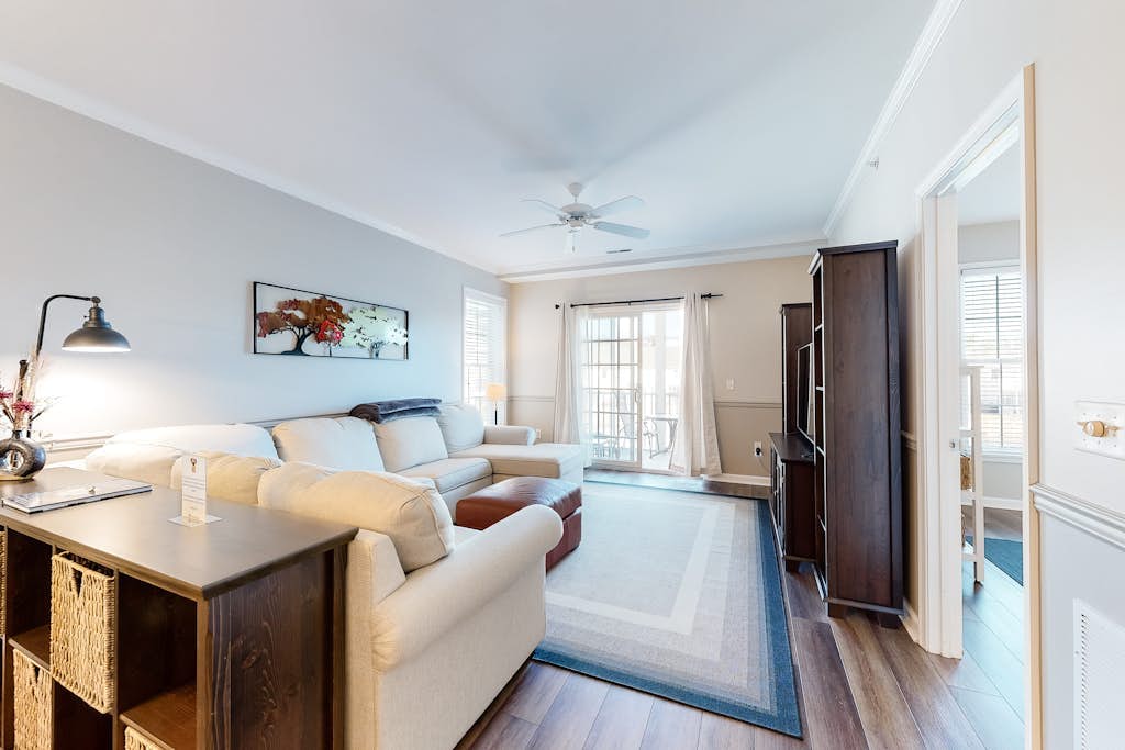 Stunning Condo- Pool and Hot Tub- Convenient Beach Access!