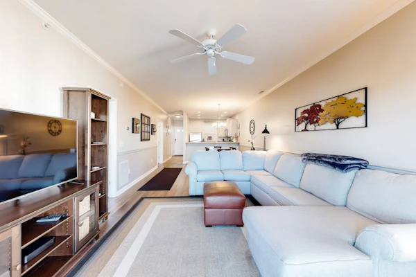 Stunning Condo- Pool and Hot Tub- Convenient Beach Access!