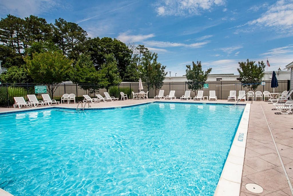 Rehoboth Crossing Townhouse: Pool, AC and minutes from downtown Rehoboth Beach