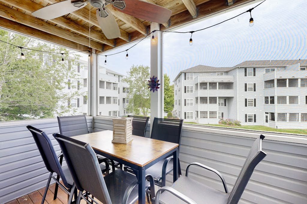 Sanibel Village condo 3 pools, tennis/pickleball, community grill, AC, & W/D