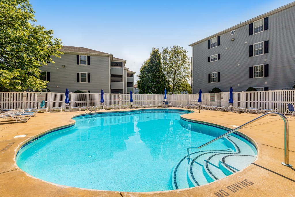 Sanibel Village condo 3 pools, tennis/pickleball, community grill, AC, & W/D
