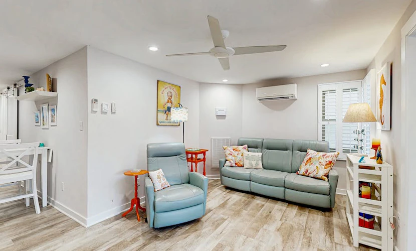 The Boxwood House dog-friendly condo w/beach access, WIFI