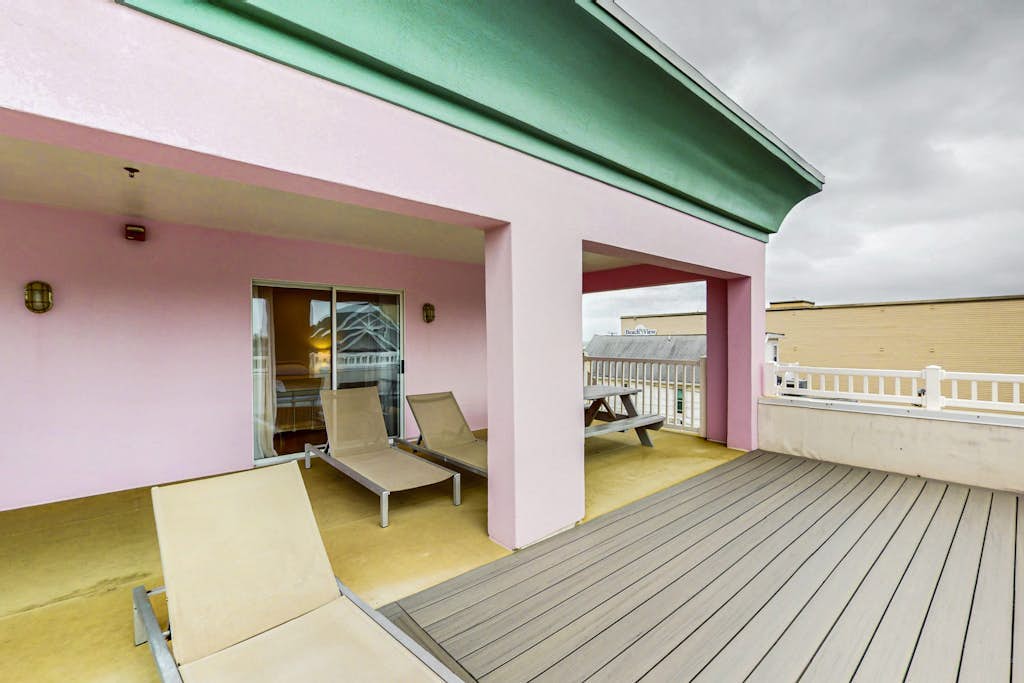Town of Rehoboth Beach apartment w/balcony, walk to beach